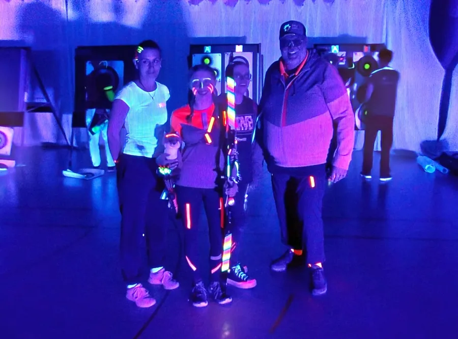 Diana, Leni und Udo leuchten im UV Licht