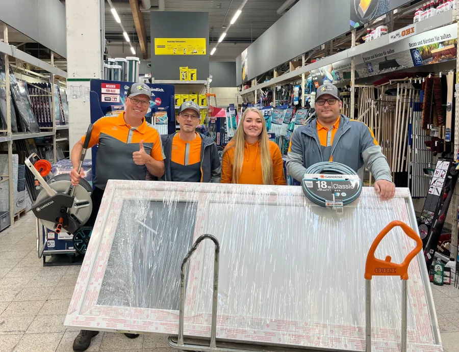 Drei Bogenschützen nehmen im OBI die Sachspenden entgegen