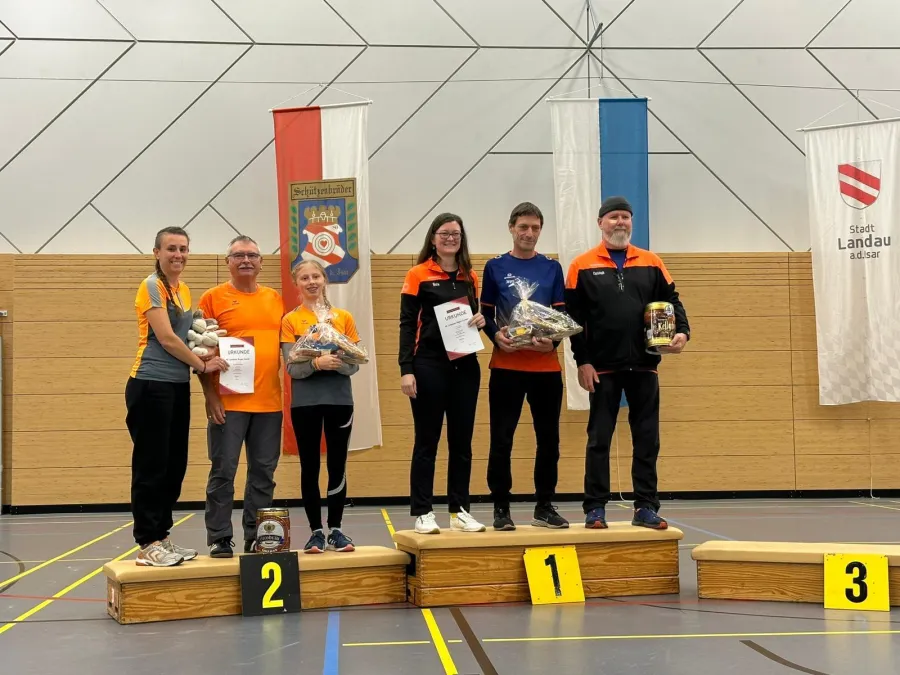 Blankbogenmannschaft auf dem Podest