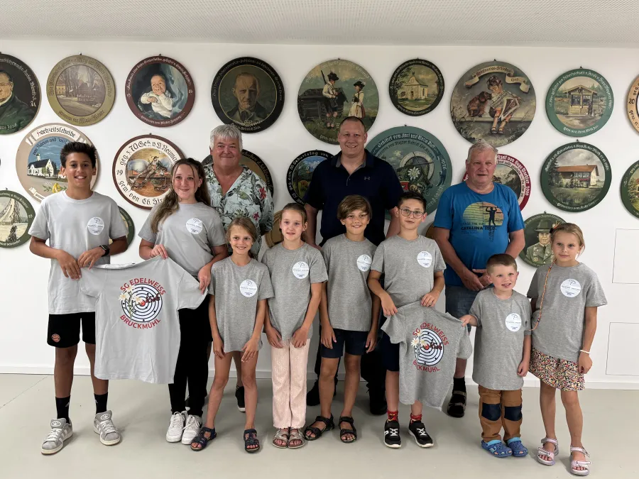 Kinder mit Jugendshirt